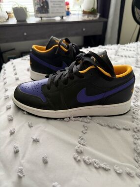 Lakers Jordan 1 low ~ size 5.5 ~ Purple and Yellow